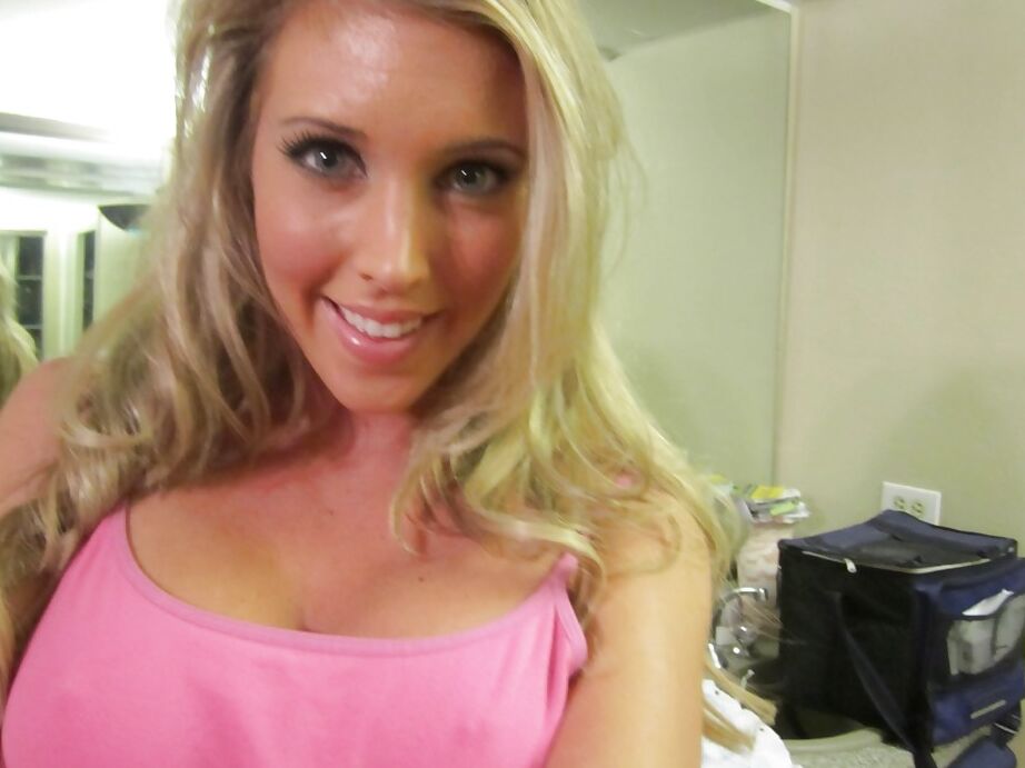 16P Ex-namorada loira Samantha Saint tirando a roupa para tirar fotos nuas