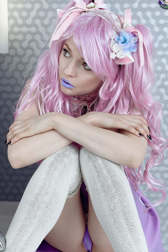 14P La adorable adolescente Edyn Nyx modela calcetines OTK blancos con el pelo largo teñido
