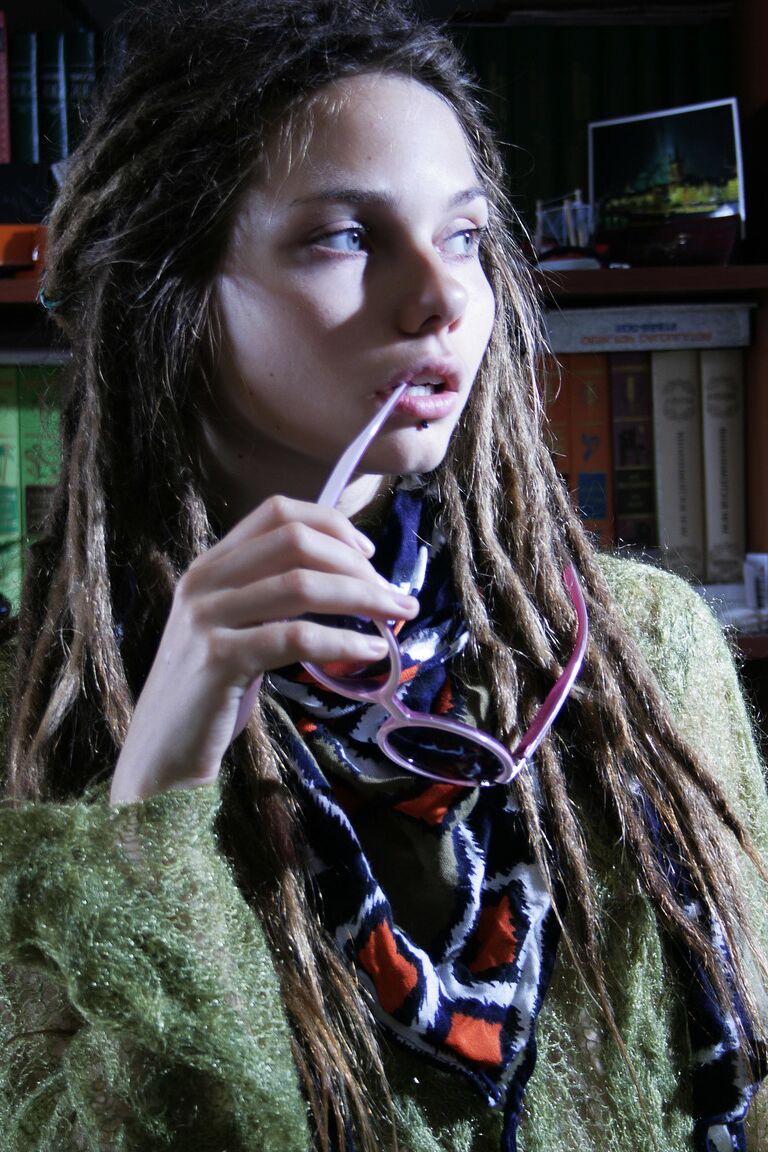 21P Teen mit Dreadlocks Sindi S stellt ihren heißen, schlanken Körper zur Schau, während sie sich auszieht