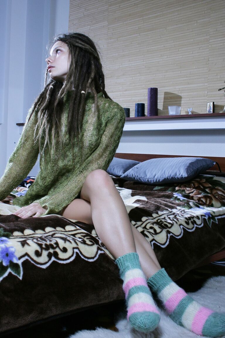21P Teen mit Dreadlocks Sindi S stellt ihren heißen, schlanken Körper zur Schau, während sie sich auszieht
