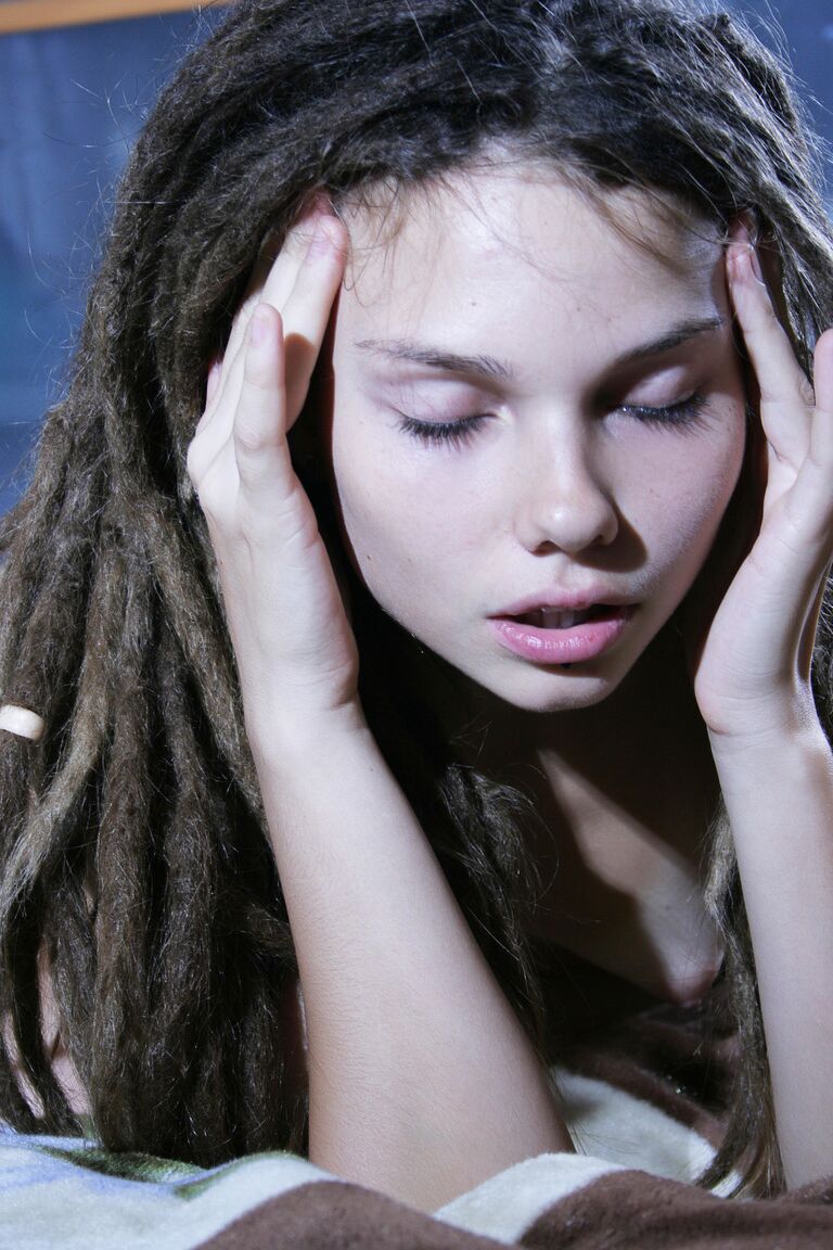 21P Teen mit Dreadlocks Sindi S stellt ihren heißen, schlanken Körper zur Schau, während sie sich auszieht