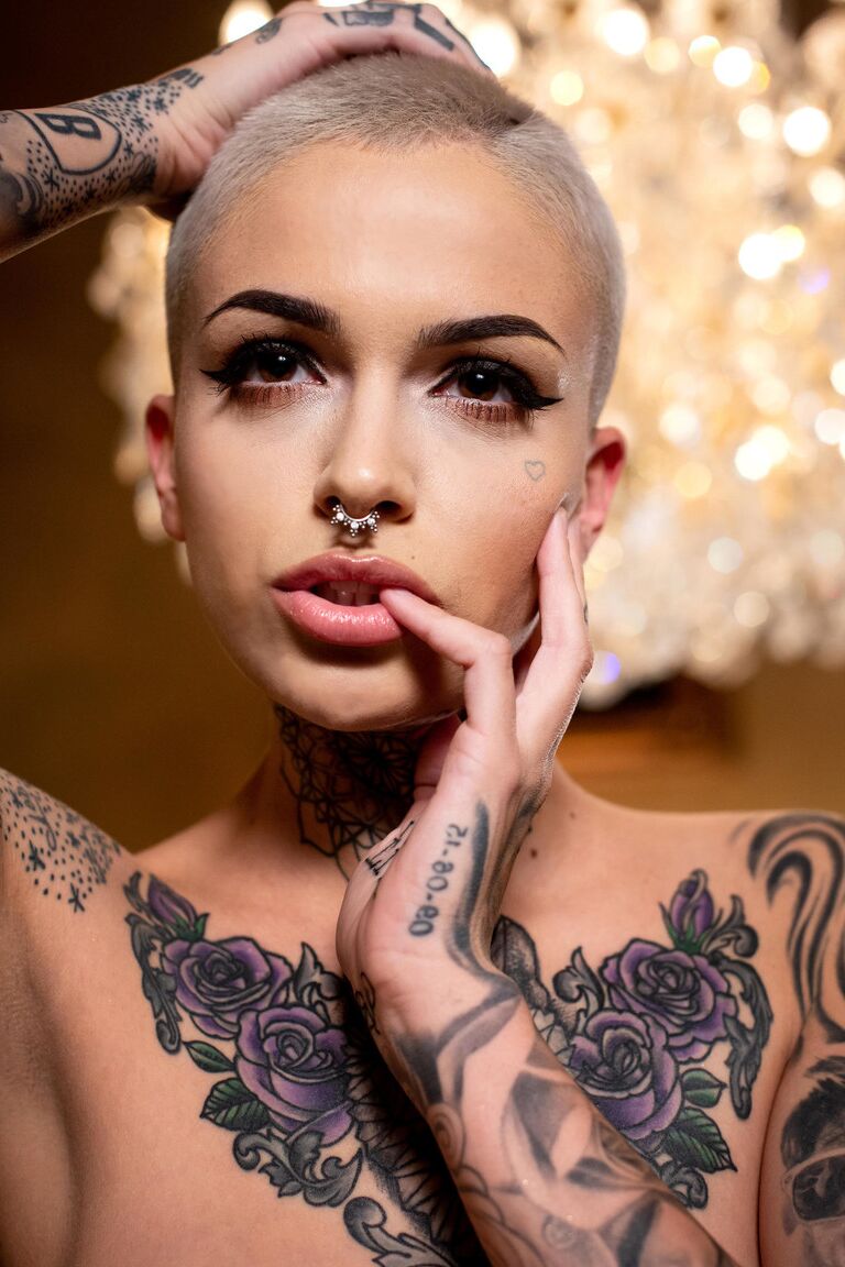 21P Cabeça raspada tatuada pornstar Leigh Raven gargantas