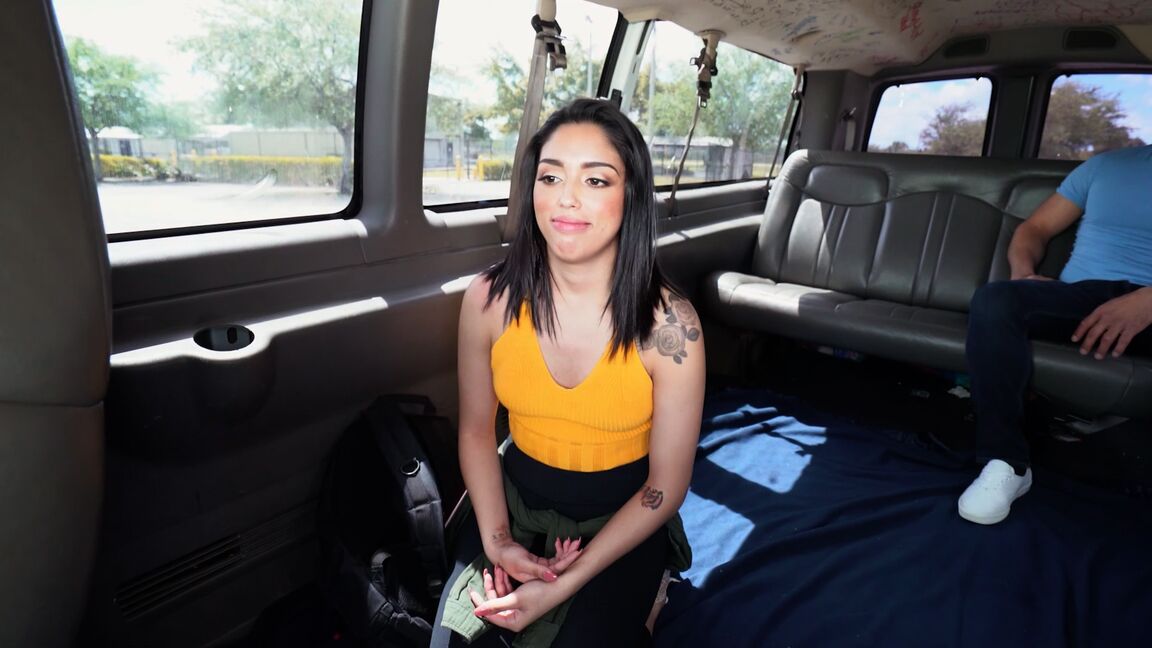 21P La coquine Latina Vanessa Sky se fait baiser hardcore sur la banquette arrière d'un taxi