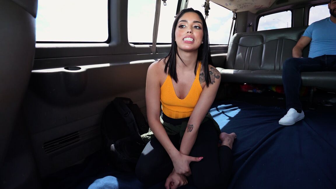 21P La coquine Latina Vanessa Sky se fait baiser hardcore sur la banquette arrière d'un taxi