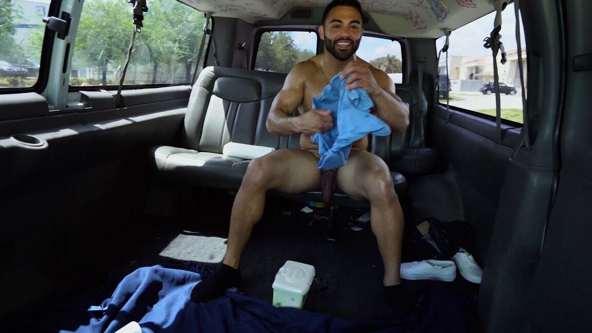 21P La coquine Latina Vanessa Sky se fait baiser hardcore sur la banquette arrière d'un taxi