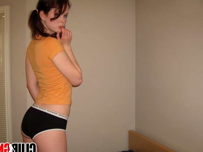 12P Una Lana en topless con coletas muestra sus turgentes y perfectas tetas adolescentes