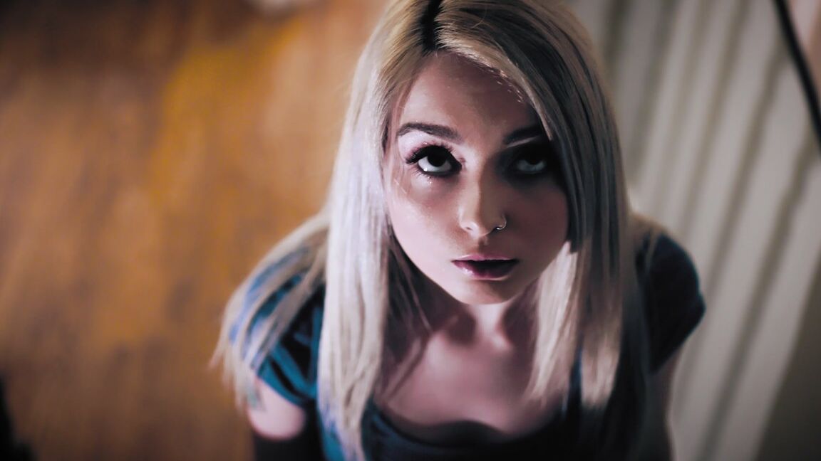 21P Loira querida com seios pequenos Lexi Lore é abalroada hardcore