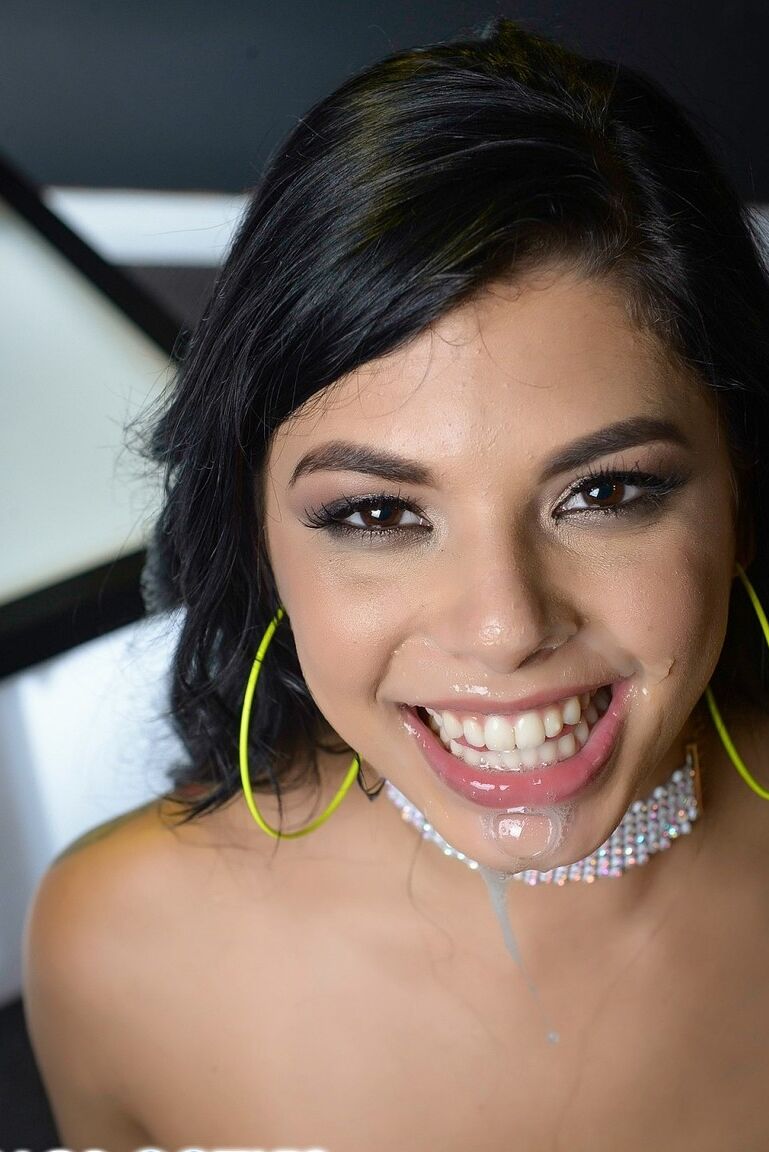 17P A linda brasileira Gina Valentina fica com o rosto fodido e saboreia uma porra deliciosa