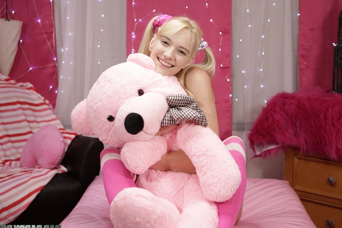 20P Adolescente magra com tranças Kenna James exibe sua bunda gostosa em calcinha rosa