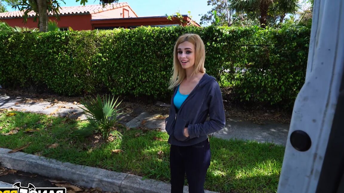 21P La sexy joven rubia Lilli Dixon se desnuda y se la follan en la parte trasera de una furgoneta