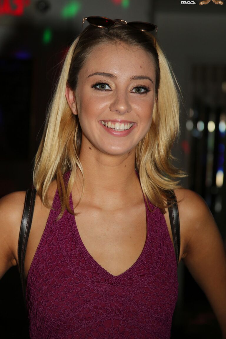 21P La superbe blonde Haley Reed expose ses seins tout en suçant un trou de gloire BBC