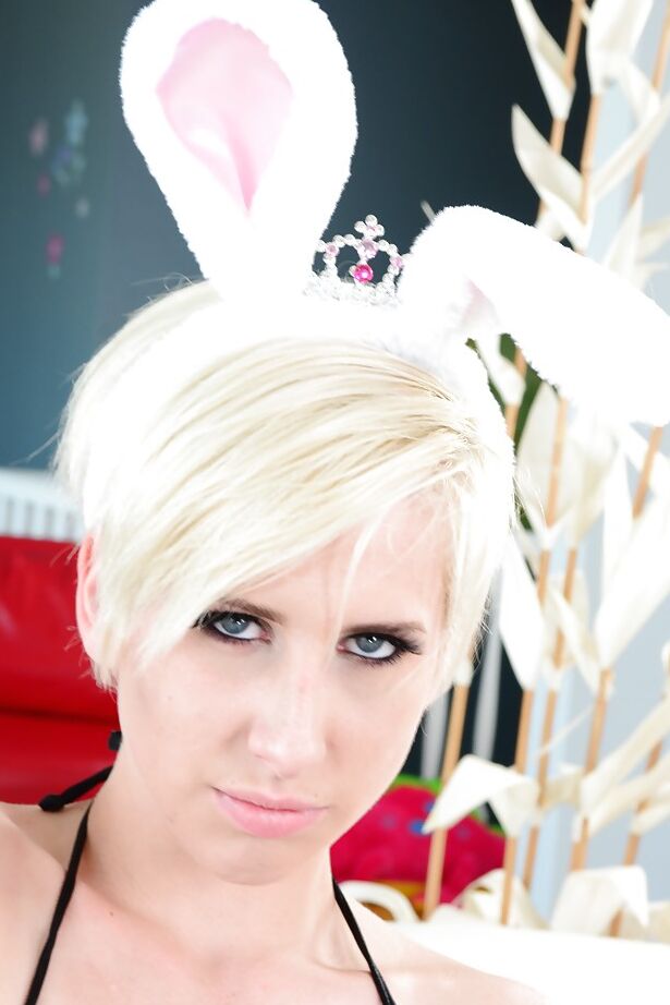 16P Der blonde Pornostar Dylan Phoenix beugt sich vor, um die gepiercte Muschi freizulegen