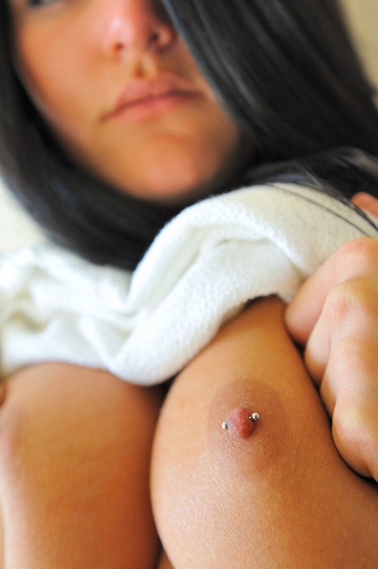 16P 生脚の黒髪の女の子がクローズアップ中にピアスの乳首を引っ張る