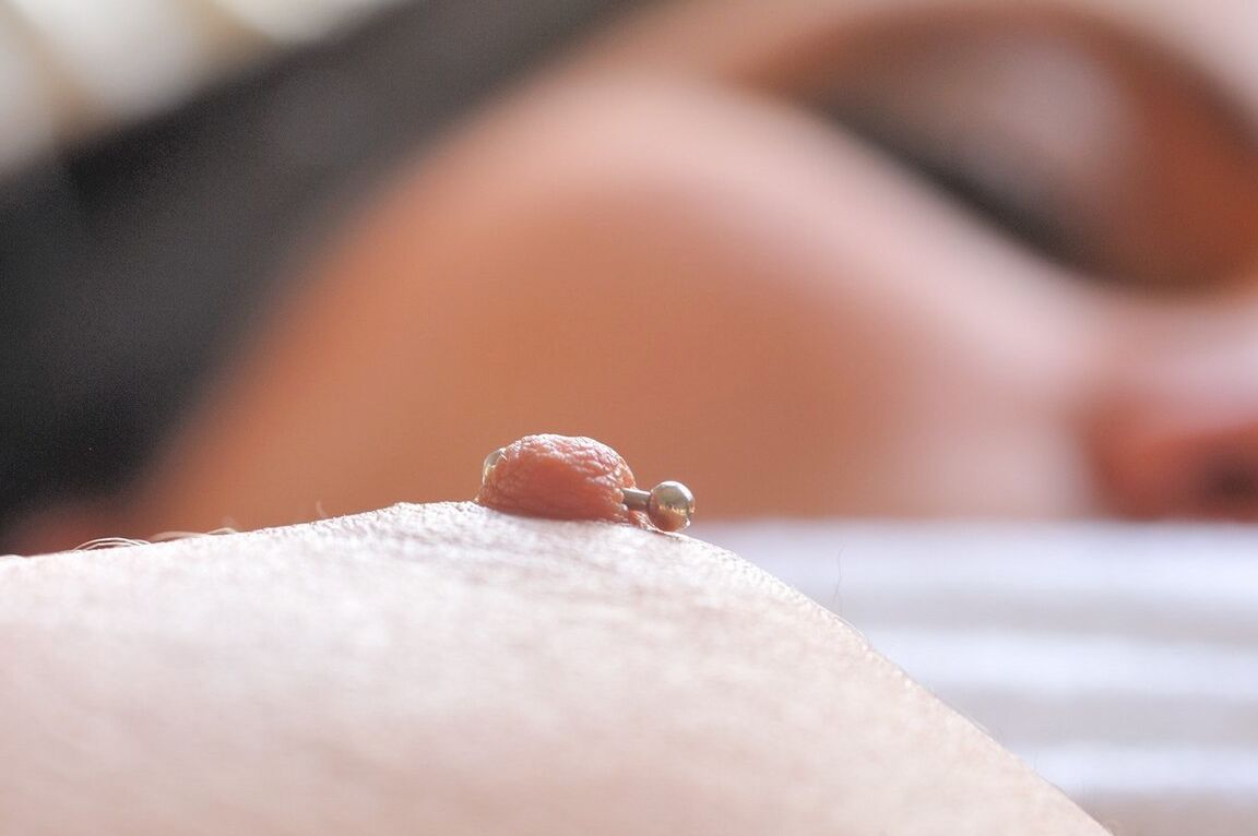 16P 生脚の黒髪の女の子がクローズアップ中にピアスの乳首を引っ張る