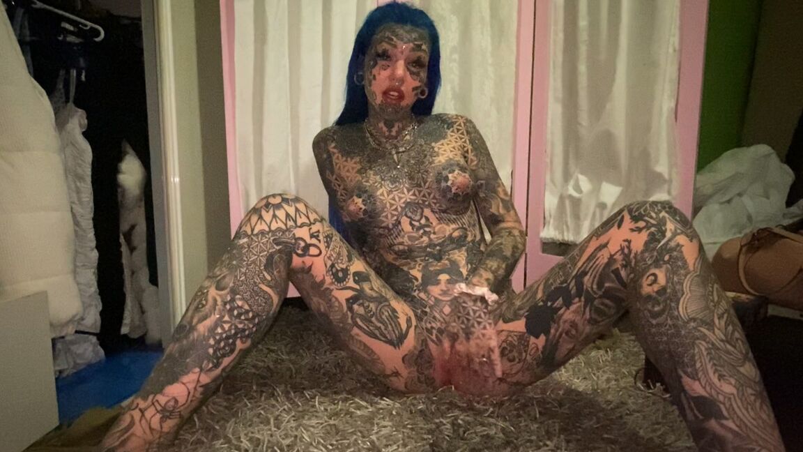 16P Alt girl mostra seu corpo fortemente tatuado e sua buceta rosa apertada ao mesmo tempo