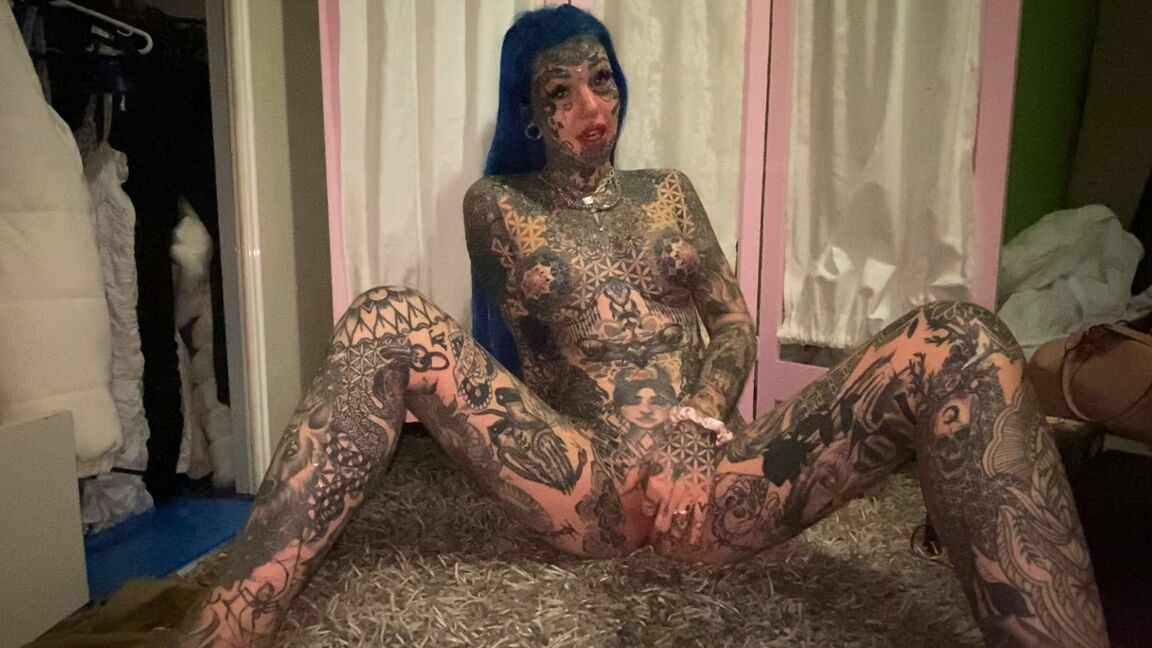 16P Alt girl mostra seu corpo fortemente tatuado e sua buceta rosa apertada ao mesmo tempo