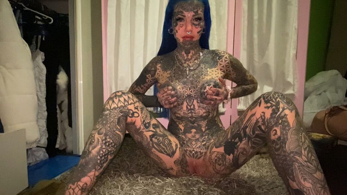16P Alt girl mostra seu corpo fortemente tatuado e sua buceta rosa apertada ao mesmo tempo