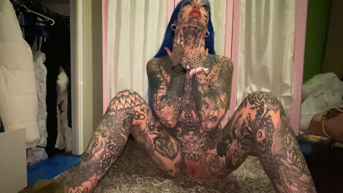 16P Alt girl mostra seu corpo fortemente tatuado e sua buceta rosa apertada ao mesmo tempo