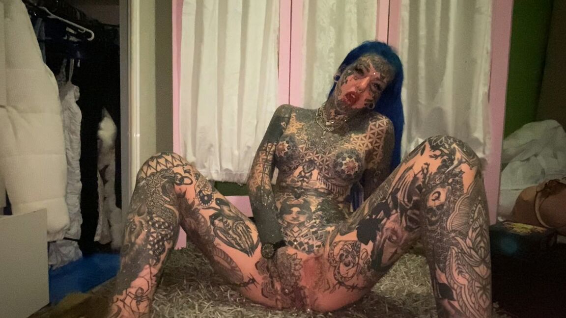 16P Alt girl mostra seu corpo fortemente tatuado e sua buceta rosa apertada ao mesmo tempo