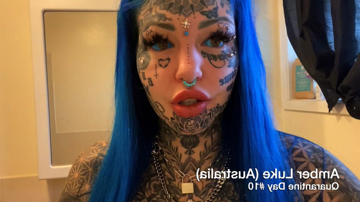 16P Alt girl mostra seu corpo fortemente tatuado e sua buceta rosa apertada ao mesmo tempo