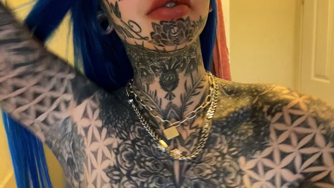 16P Alt girl mostra seu corpo fortemente tatuado e sua buceta rosa apertada ao mesmo tempo