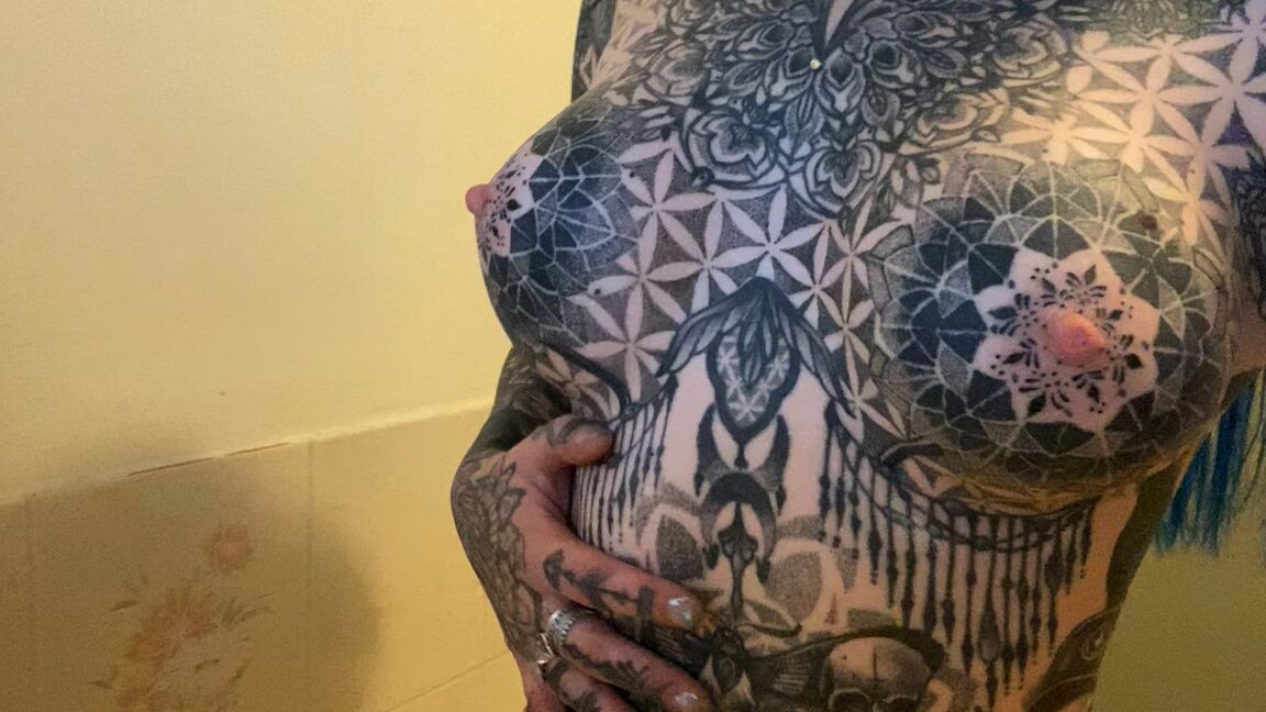 16P Alt girl mostra seu corpo fortemente tatuado e sua buceta rosa apertada ao mesmo tempo