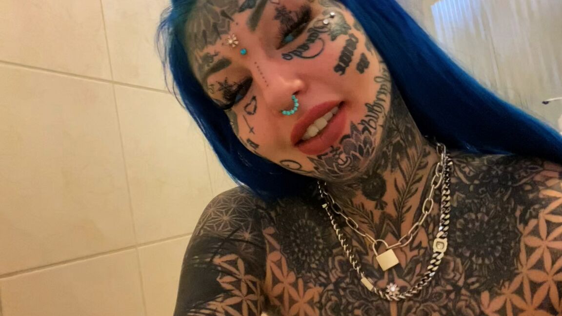 16P Alt girl mostra seu corpo fortemente tatuado e sua buceta rosa apertada ao mesmo tempo