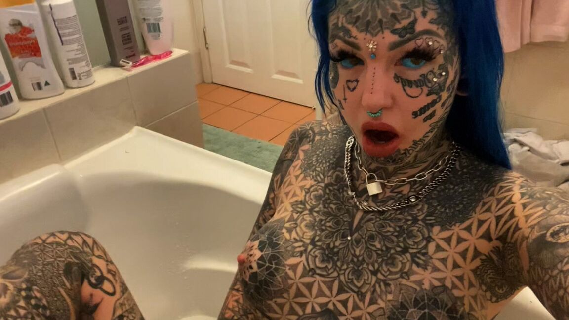 16P Alt girl mostra seu corpo fortemente tatuado e sua buceta rosa apertada ao mesmo tempo