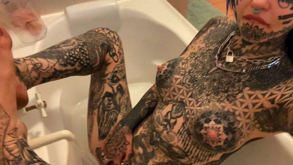 16P Alt girl mostra seu corpo fortemente tatuado e sua buceta rosa apertada ao mesmo tempo