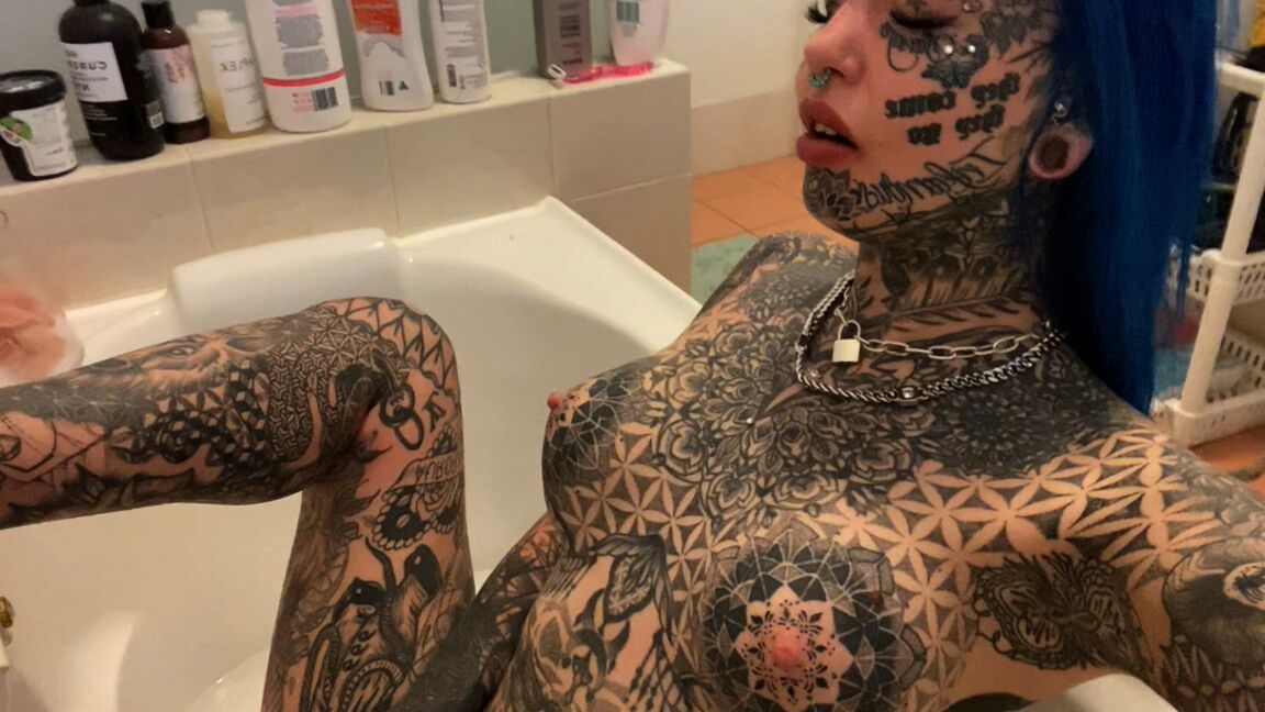 16P Alt girl mostra seu corpo fortemente tatuado e sua buceta rosa apertada ao mesmo tempo