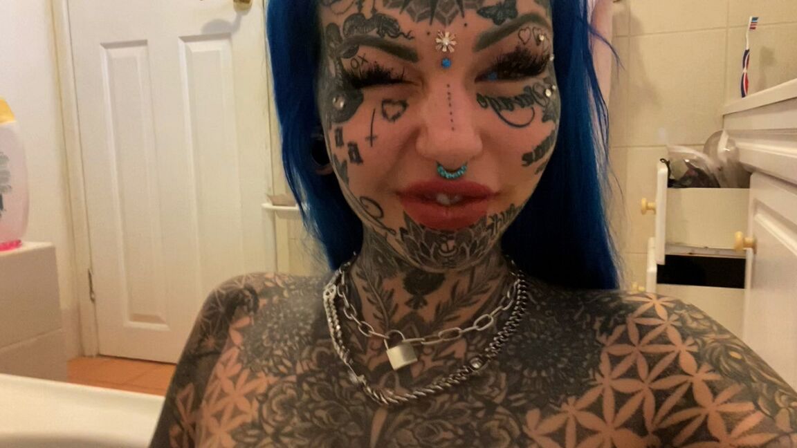 16P Alt girl mostra seu corpo fortemente tatuado e sua buceta rosa apertada ao mesmo tempo