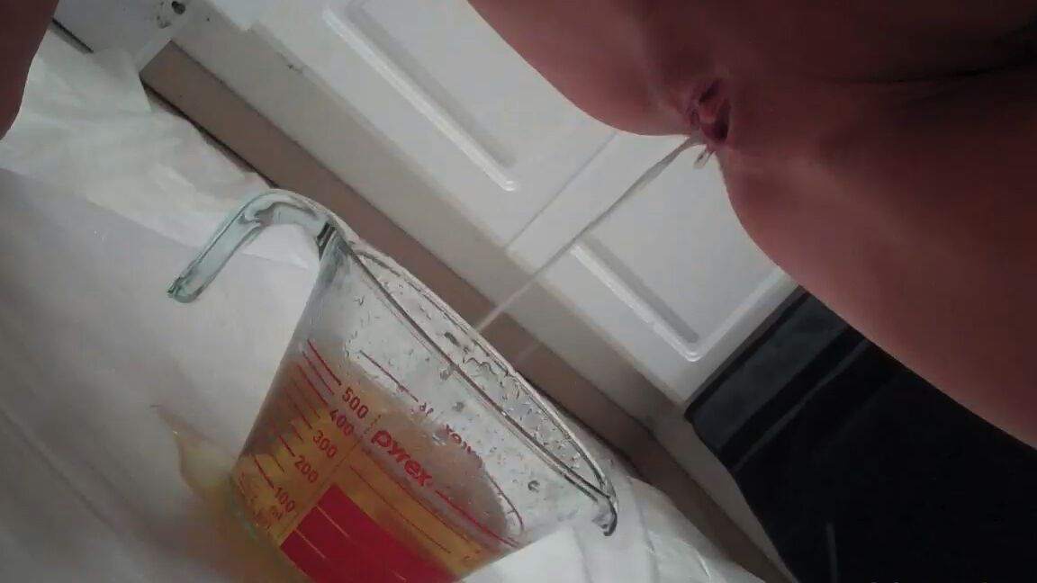 15P Junge blonde Schlampe darf ihre eigene Pisse aus einem Glas trinken