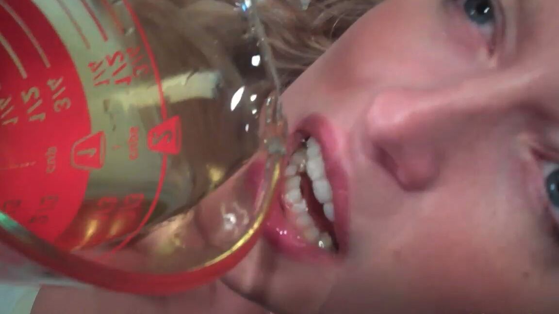 15P Junge blonde Schlampe darf ihre eigene Pisse aus einem Glas trinken