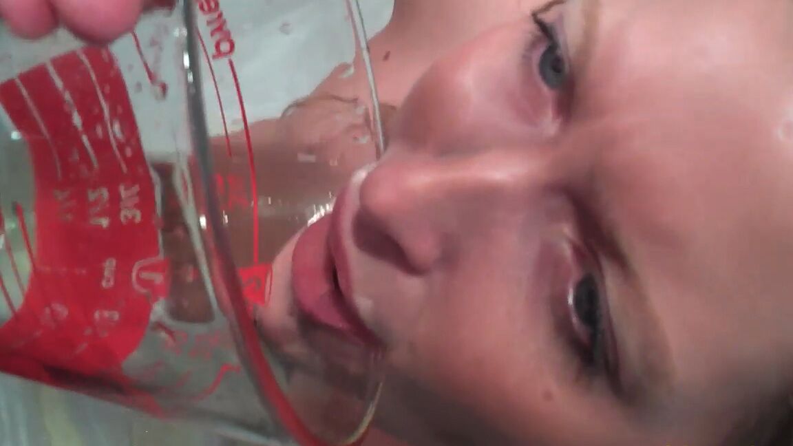 15P Junge blonde Schlampe darf ihre eigene Pisse aus einem Glas trinken
