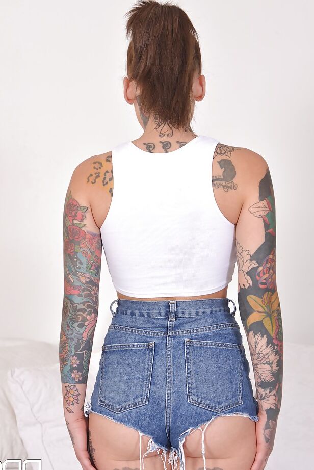 16P Heavily tattooed alt model Lauren revealing pierced cunt while posing naked