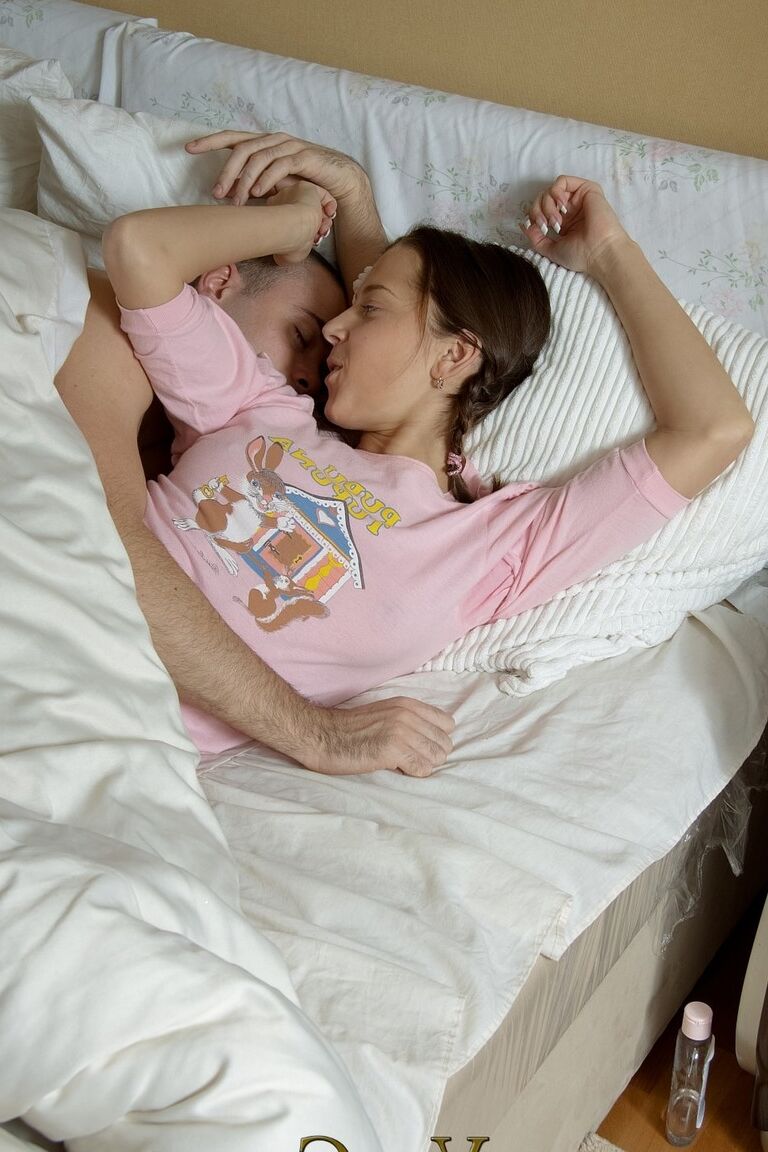 21P La adorable adolescente Joy alcanza el orgasmo mientras la follan duro a lo perrito