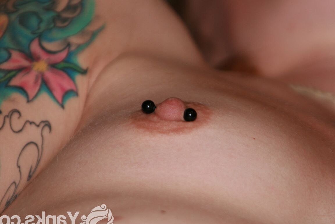 15P Chica tatuada con pezones perforados se frota y se mete los dedos en la vagina