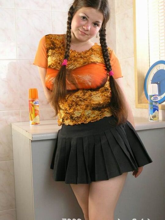 15P L'adorable adolescente Bea frotte de la crème fouettée sur ses gros seins naturels tout en se déshabillant