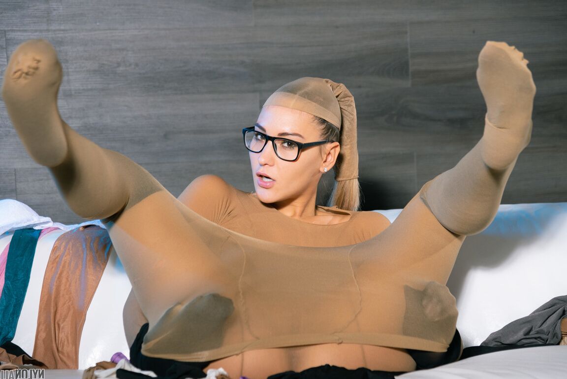 16P Naomi Bennet is the perfect pantyhose bitch 302 images