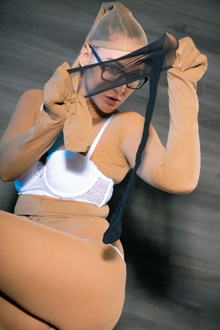 16P Naomi Bennet is the perfect pantyhose bitch 302 images