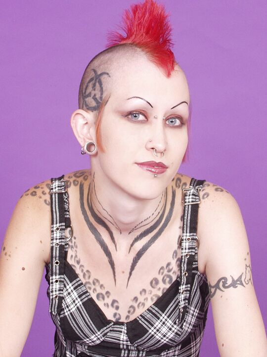 20P Puta punk Mohawked se folla el coño con un consolador transparente