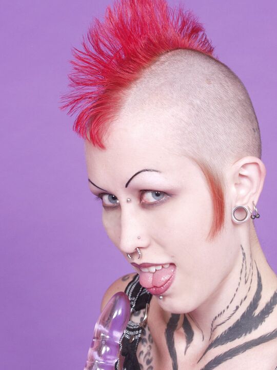 20P Puta punk Mohawked se folla el coño con un consolador transparente