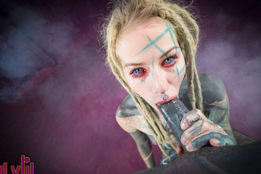 16P Une fille fortement tatouée se doigte le trou du cul tout en faisant une pipe