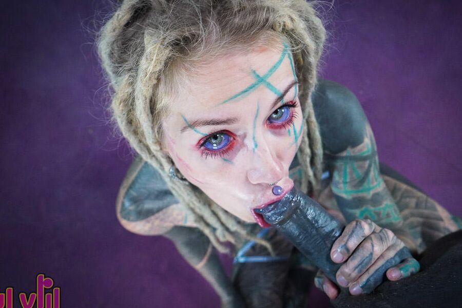 16P Une fille fortement tatouée se doigte le trou du cul tout en faisant une pipe