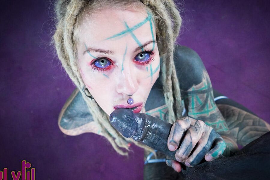 16P Une fille fortement tatouée se doigte le trou du cul tout en faisant une pipe