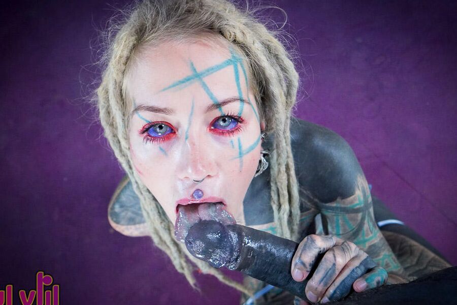 16P Une fille fortement tatouée se doigte le trou du cul tout en faisant une pipe