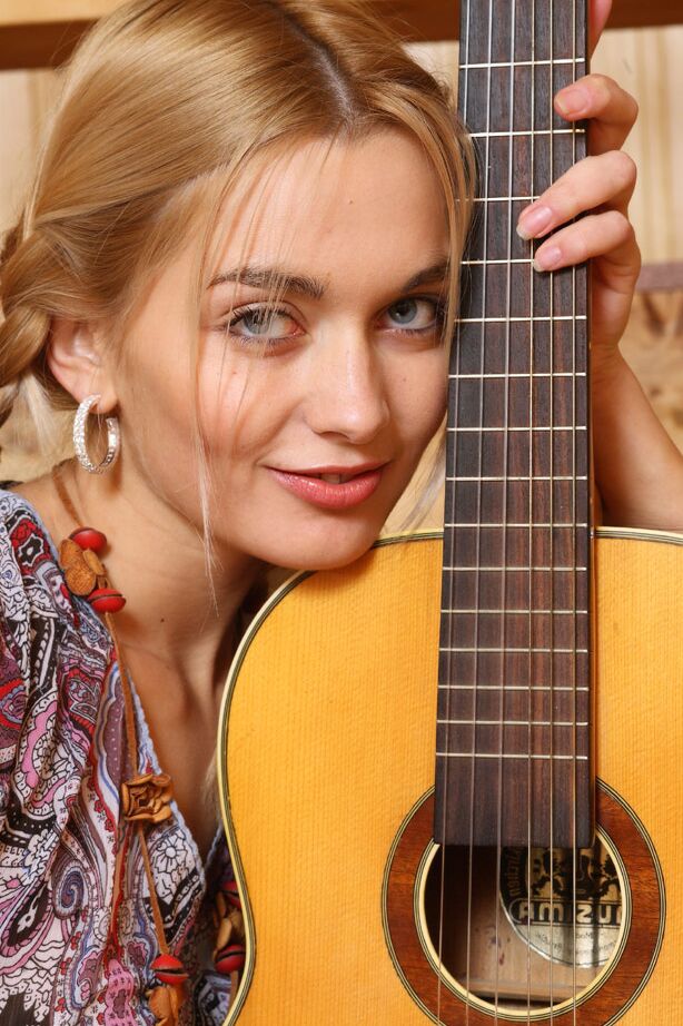 12P La hermosa rubia Sweet Lilya rasguea una guitarra acústica antes de posar desnuda