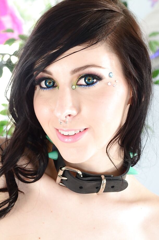 16P Der versaute Pornostar Luna Kitsuen posiert in Dessous und spreizt seinen schönen Arsch