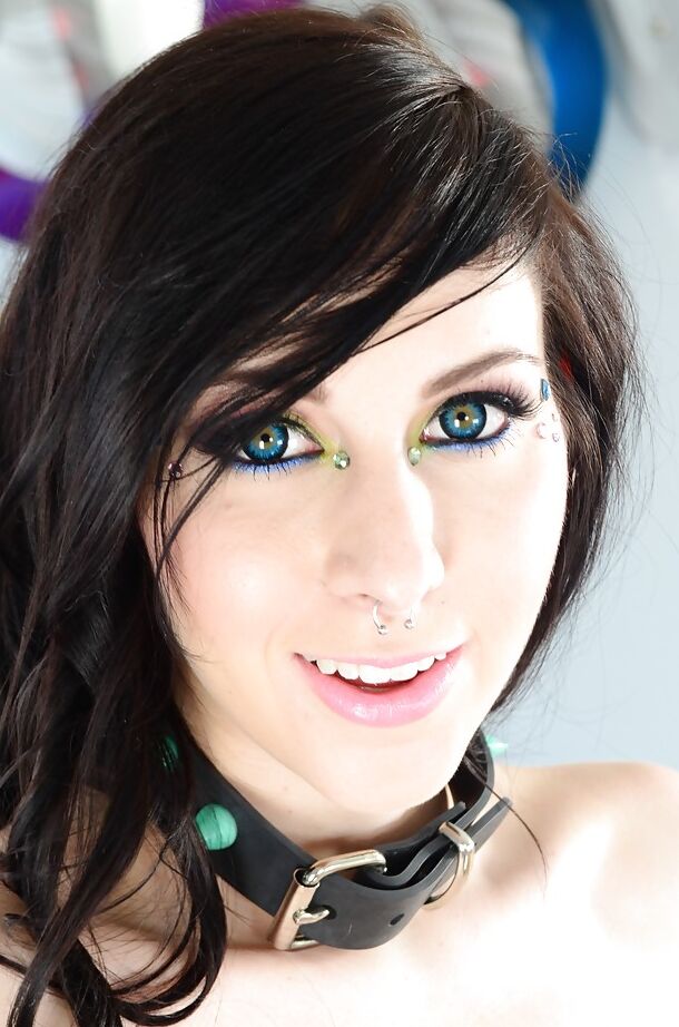 16P Der versaute Pornostar Luna Kitsuen posiert in Dessous und spreizt seinen schönen Arsch