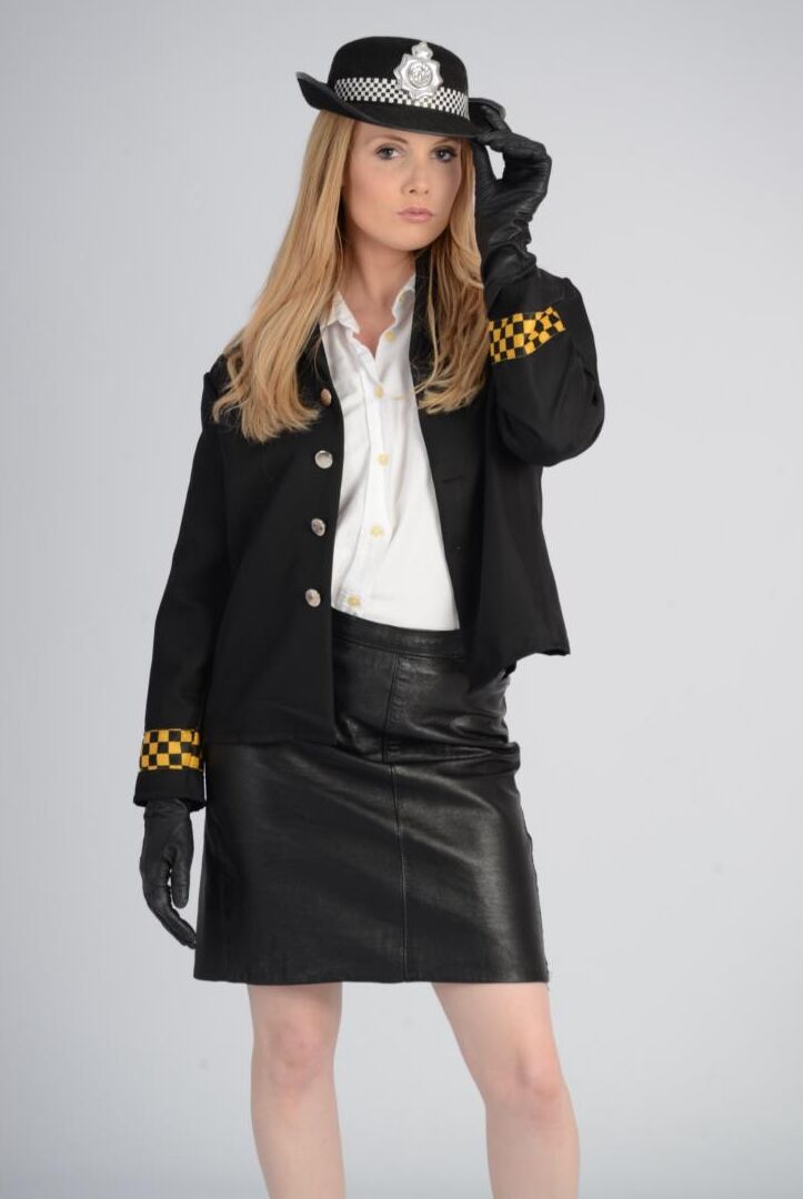 15P La hermosa Louise está vestida como una mujer policía sexy con un bonito traje de cuero.